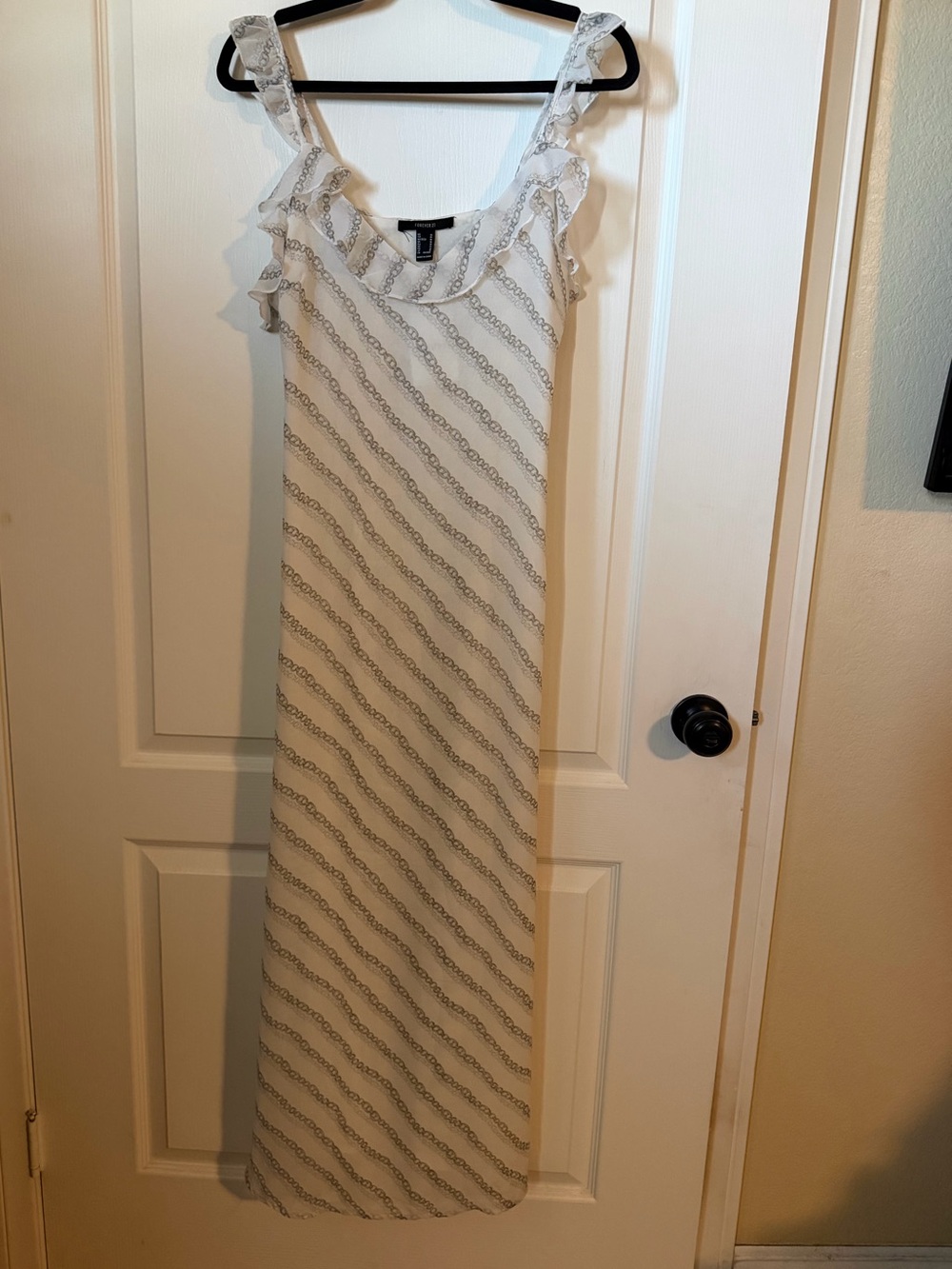 NWT Forever 21 White Sleeveless Ruffle Maxi Dress w/Grey Chain Pattern. Sz M
